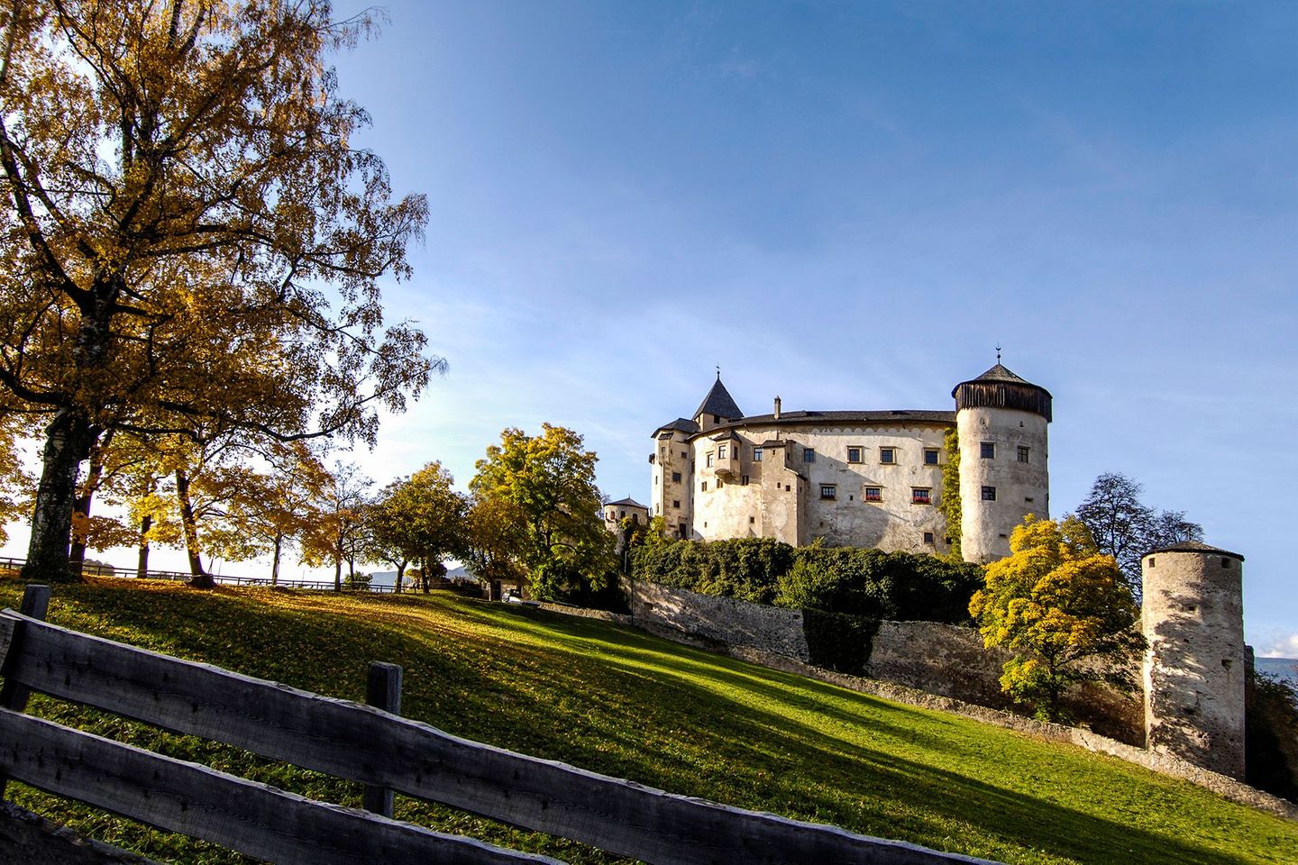 File:Schloss Prösels in Völs am Schlern Ostansicht.jpg - Wikimedia