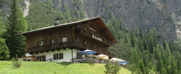 Sommer Präsentationsbild Berghütte mit Zimmern Dreischusterhütte