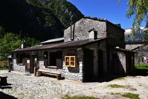 Sommer Präsentationsbild Berghütte mit Zimmern Mello