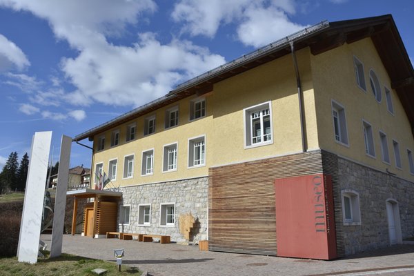 Foto estiva di presentazione Museo Ladin de Fascia