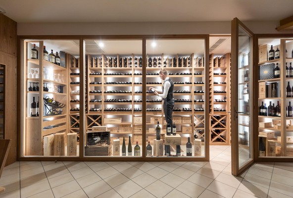 La cantina dei vini Nova Ponente Piccolo Hotel