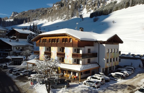 Foto Außenansicht Pension Crëp Sella