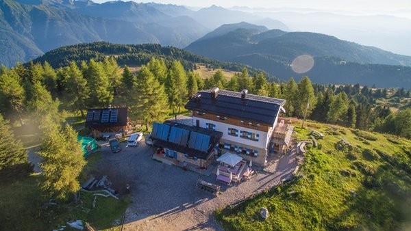 Lage Berghütte mit Zimmern Peller Cles