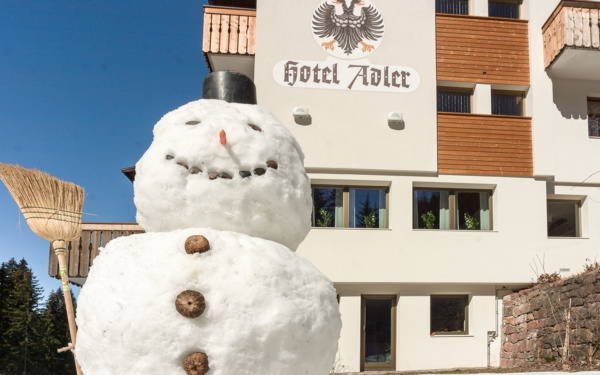 Foto esterno in inverno Dolomiti Hotel Adler Carezza