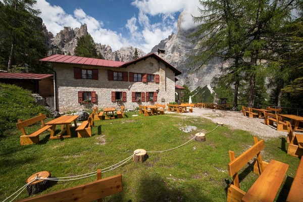 Foto Außenansicht Berghütte mit Zimmern Vazzoler