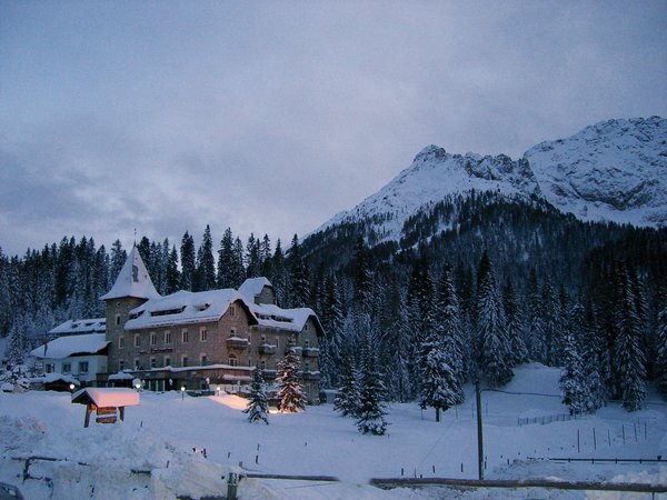 Foto esterno in inverno Castel Latemar