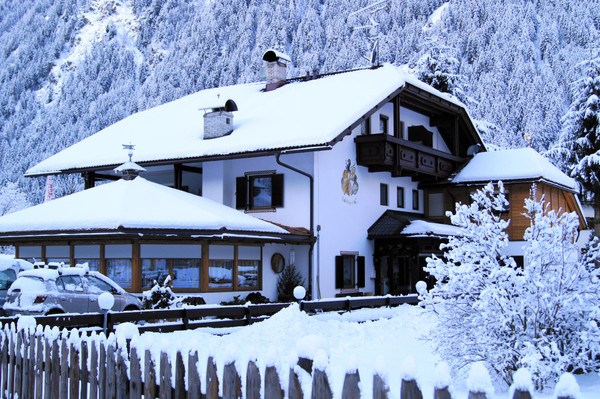 Foto esterno Garni + Appartamenti Santl