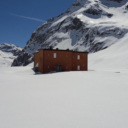 Winter presentation photo Mountain hut Viola