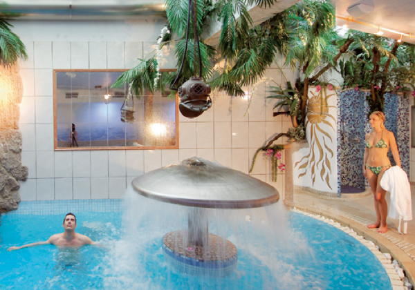 Swimming pool Hotel Aichner