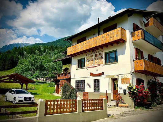 Sommer Präsentationsbild Ferienwohnungen Residence Dolomiti