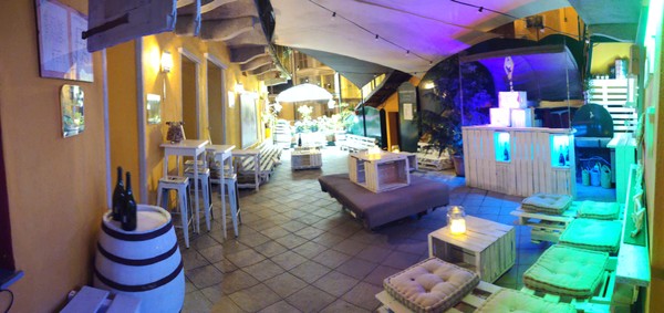Foto von der Bar Zimmervermietung Maison Manu