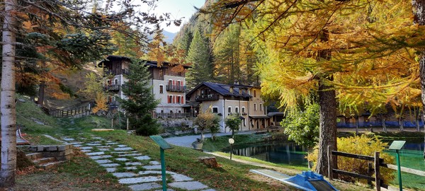 Foto Außenansicht Hotel + Residence Lago del Laux