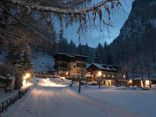 Foto Außenansicht Hotel + Residence Lago del Laux