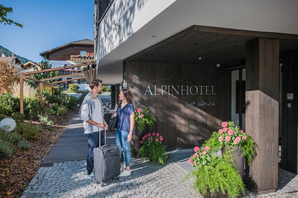 Foto esterno in estate Alpinhotel
