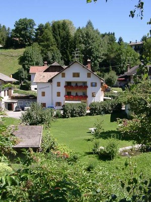 Foto Außenansicht B&B + Ferienwohnungen auf dem Bauernhof Schlosserhof