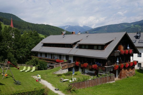 Foto Außenansicht im Sommer Ferienwohnungen Schnarf