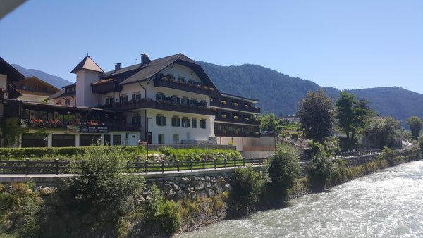 Foto esterno in estate River Hotel Post