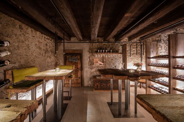La cantina dei vini Villa Ottone Anewandter Historic Hotel