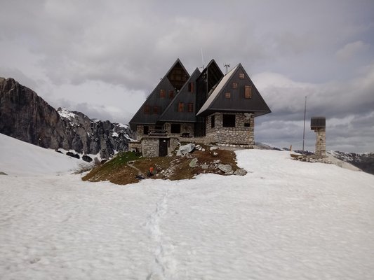 Foto invernale di presentazione Rifugio con camere Garelli