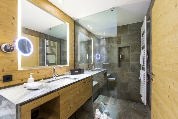 Foto del bagno Hotel Dolomitenblick alps boutique hotel