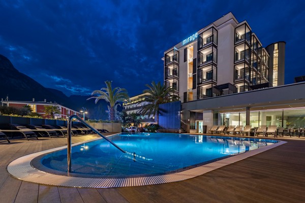 Foto Außenansicht Lake Front Hotel Mirage