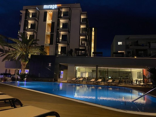 Foto Außenansicht Lake Front Hotel Mirage