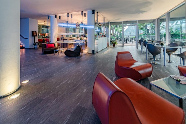 Foto von der Bar Lake Front Hotel Mirage