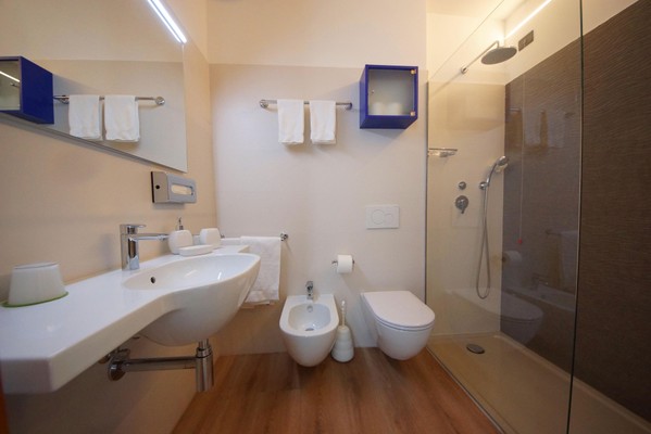 Foto del bagno B&B-Hotel + Residence Ambassador