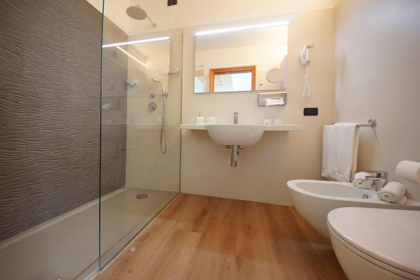 Foto del bagno B&B-Hotel + Residence Ambassador