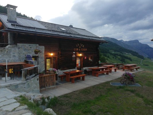 Sommer Präsentationsbild Berghütte Tea da Cip e Ciop