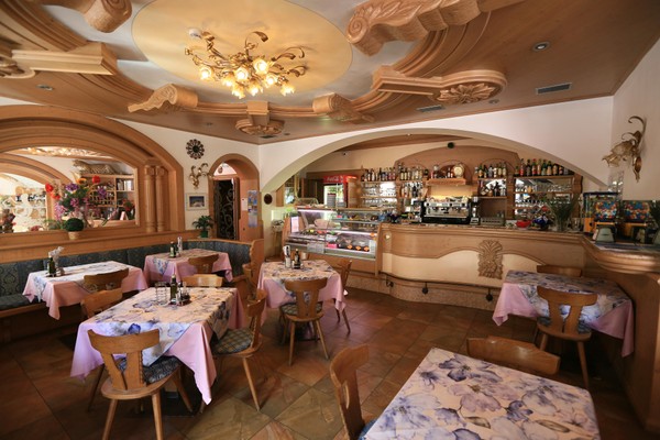The restaurant Canazei Laurin
