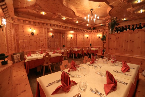 The restaurant Canazei Laurin