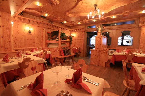 The restaurant Canazei Laurin