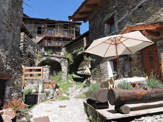 Foto Außenansicht Bauernhof mit Restaurant Alpes d'OC Morinesio
