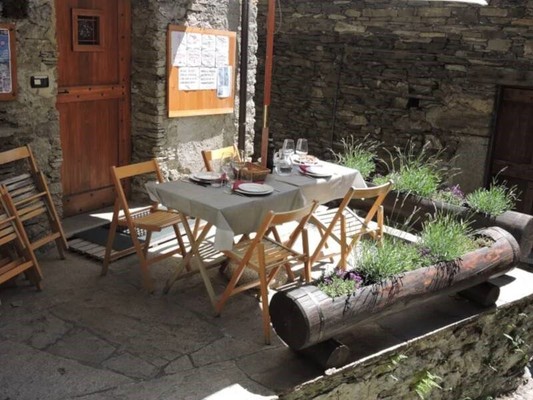 Foto Außenansicht Bauernhof mit Restaurant Alpes d'OC Morinesio