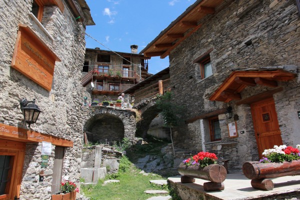Foto Außenansicht Bauernhof mit Restaurant Alpes d'OC Morinesio