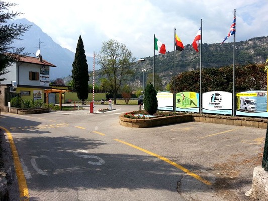 Il parcheggio Area attrezzata camper Camperstoptorbole