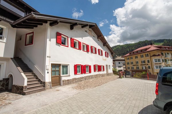 Foto esterno in estate Dolomites Apartments Cesa Benedet