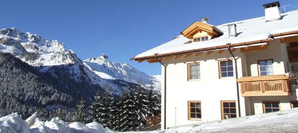 Foto Außenansicht B&B + Ferienwohnungen Design Chalet Zirm