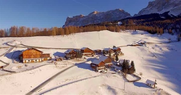 Position Farmhouse apartments Ciasa Rü San Cassiano