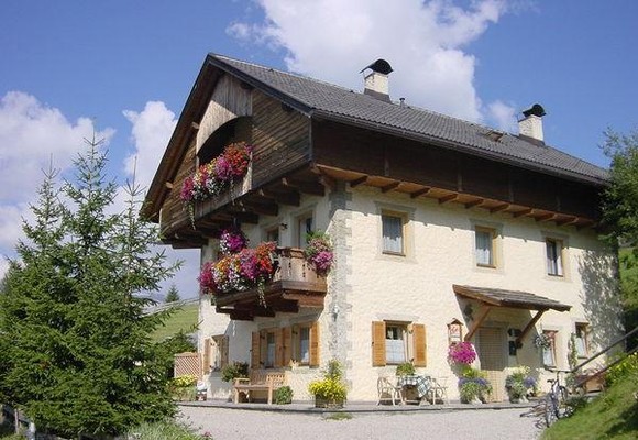 Foto Außenansicht Ferienwohnungen auf dem Bauernhof Ciasa Rü