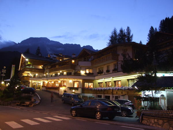 Foto Außenansicht im Sommer Dolomites Base Camp Hotel Olympia