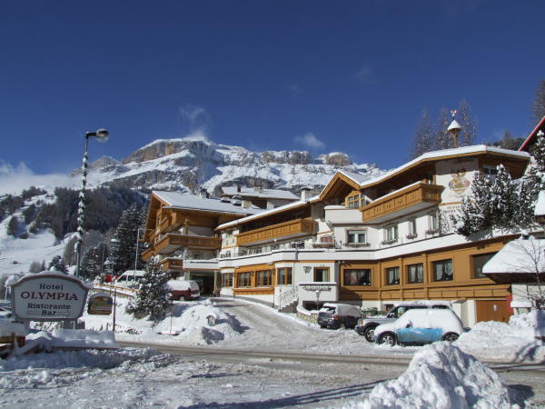 Foto Außenansicht im Winter Dolomites Base Camp Hotel Olympia