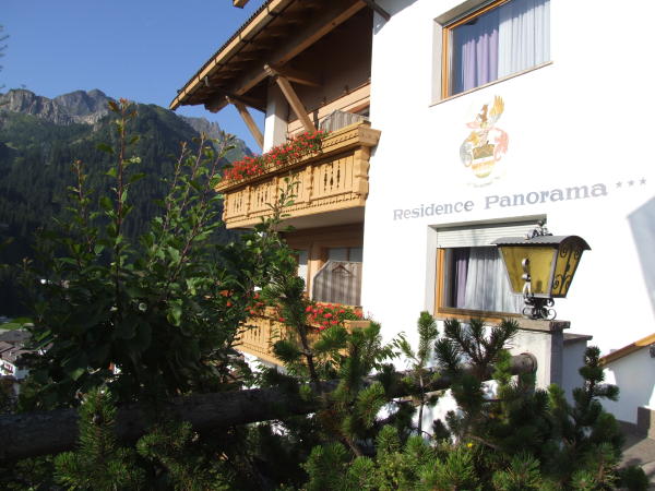 Foto Außenansicht im Sommer Panorama - Dolomites Residence & Wellness