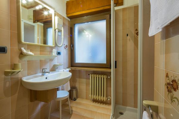 Photo of the bathroom B&B (Garni)-Hotel Ai Serrai