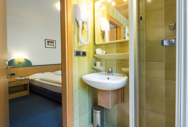 Photo of the bathroom B&B (Garni)-Hotel Ai Serrai