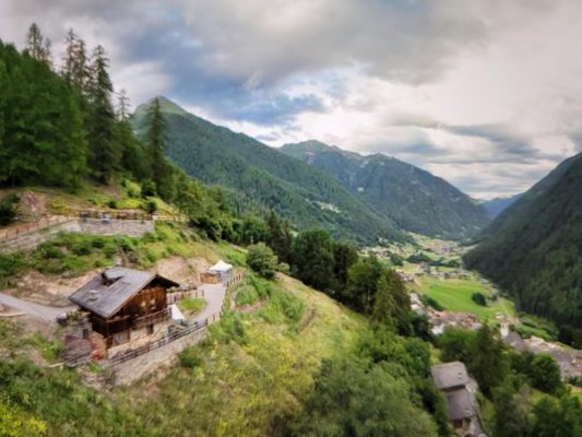 Sommer Präsentationsbild Ferienhütte Chalet Berghof L'Aret