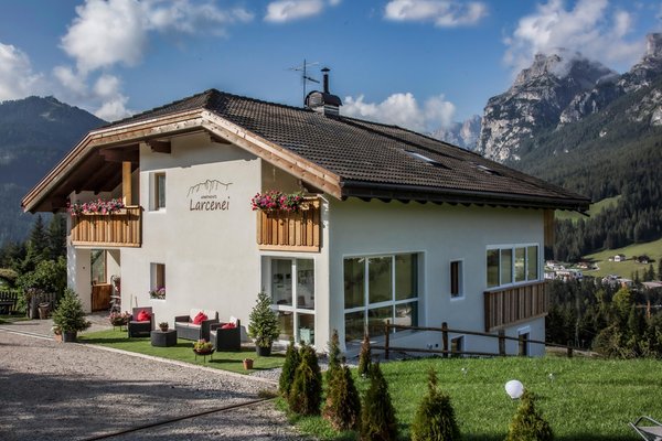 Foto Außenansicht im Sommer Apartments Larcenei