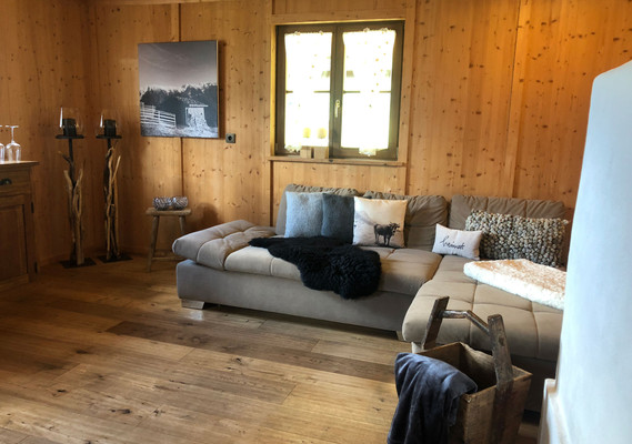 Der Wohnraum Bergchalets auf dem Bauernhof Obertalerhof