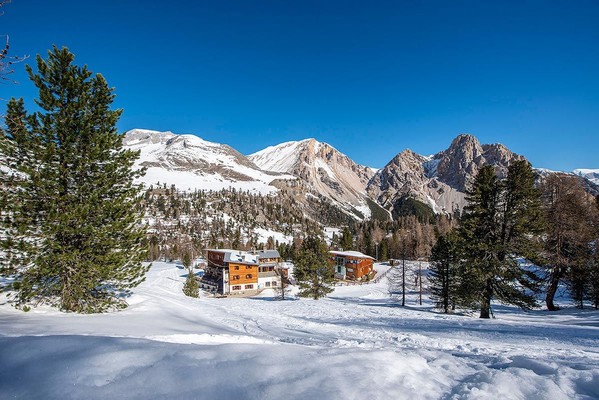Foto Außenansicht Berghütte mit Zimmern Fanes